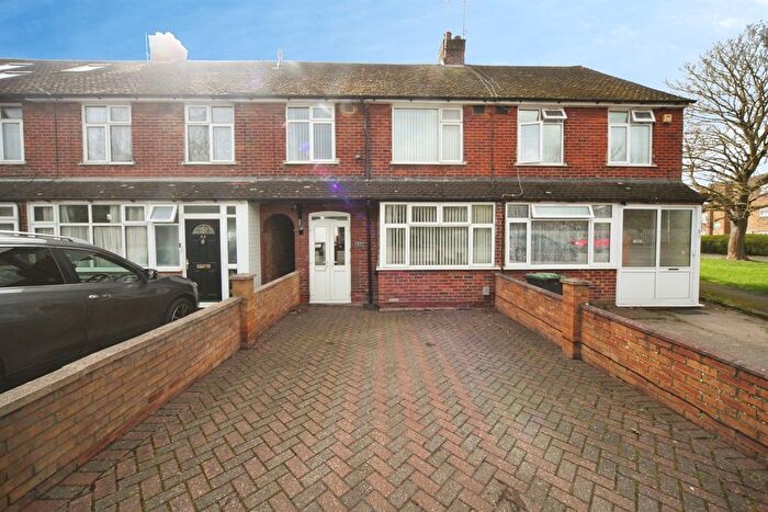 3 Bedroom Terraced House For Sale In Toddington Road, Luton, LU4