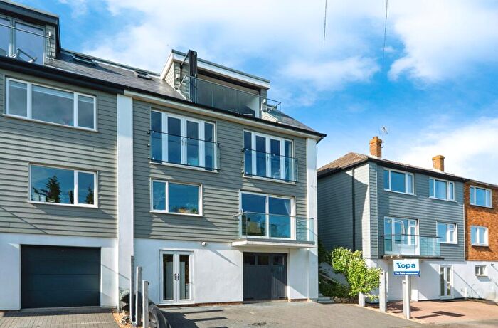 4 Bedroom Semi-Detached House For Sale In Naildown Close, Hythe, CT21