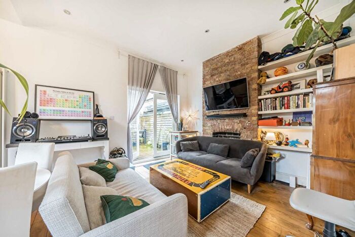 2 Bedroom Flat To Rent In College Road, Kensal Rise, NW10