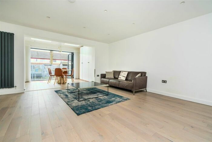 3 Bedroom Property To Rent In Tranton Road, Bermondsey, SE16