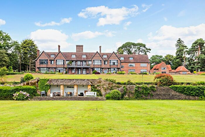 2 Bedroom Flat For Sale In Yattendon Court, Yattendon, Thatcham, Berkshire, RG18