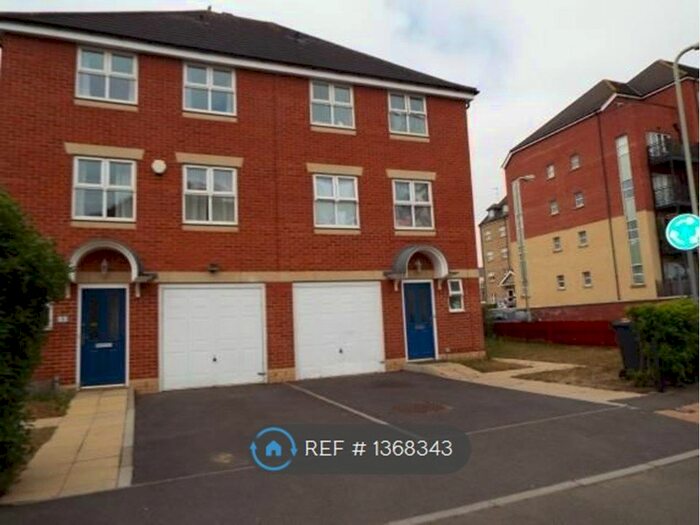 4 Bedroom Semi-Detached House To Rent In Usher Close, Bedford, MK42