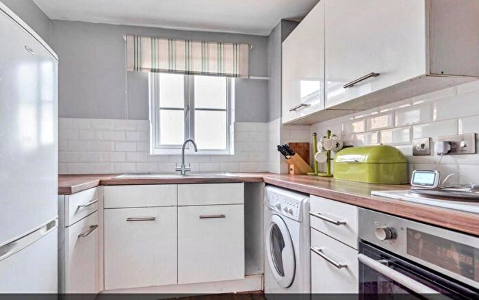 1 Bedroom Apartment To Rent In Clarence Close, Barnet, EN4