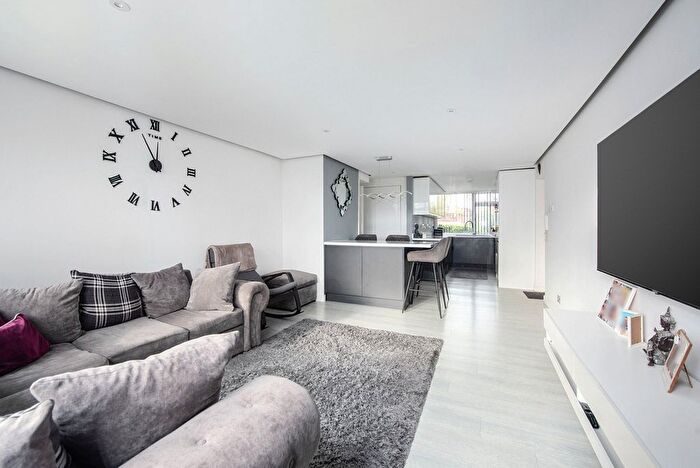2 Bedroom Flat For Sale In Ashford, Surrey, TW15