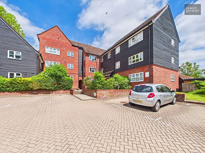 2 Bedroom Flat For Sale In Langdale Lodge, Rickmansworth, WD3