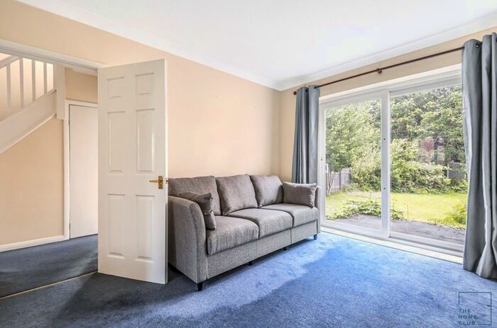 4 Bedroom Semi-Detached House To Rent In Beech Grove, Guildford, GU2