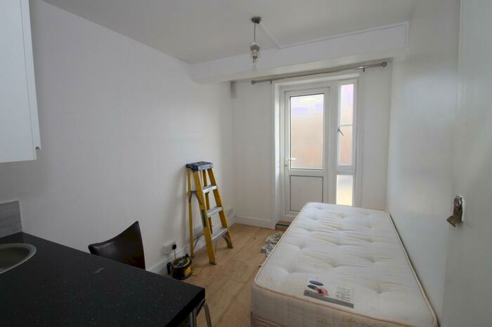 Flat To Rent In Kember Street, Islington, N1