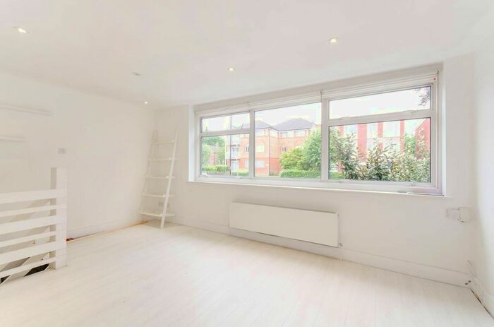 3 Bedroom Property To Rent In Shirley Row, South Norwood, London, SE25