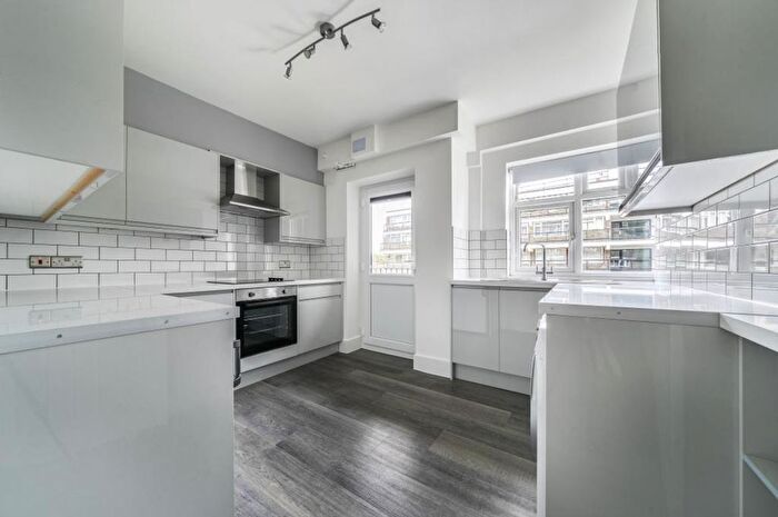 3 Bedroom Flat To Rent In Petersham Road, Richmond, TW10