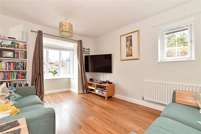 2 Bedroom Flat For Sale In Scott Road, Tonbridge, Kent, TN9