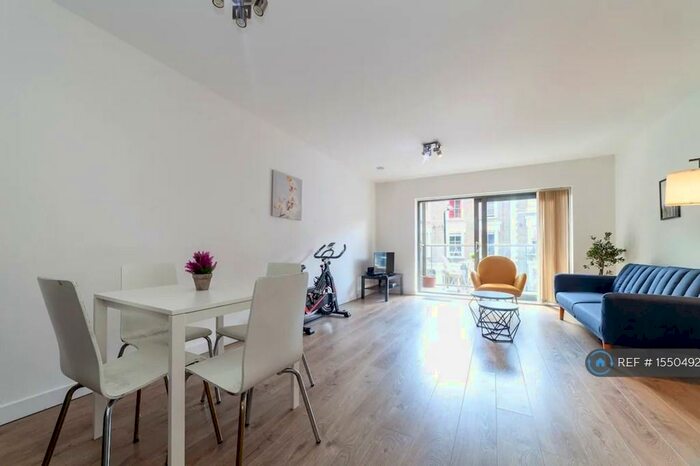 3 Bedroom Flat To Rent In Town Apartments, London, NW5