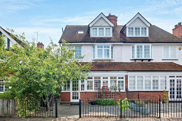 4 Bedroom Semi-Detached House For Sale In Cedar Avenue, Chelmsford, CM1