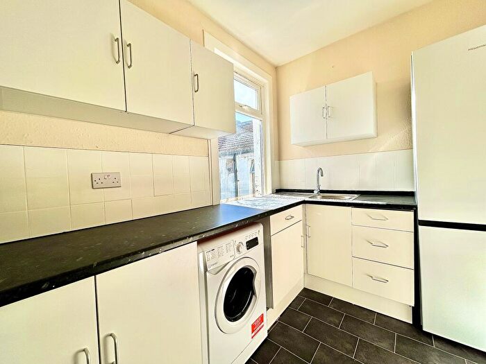 2 Bedroom House To Rent In Warren Road, Leyton, E10