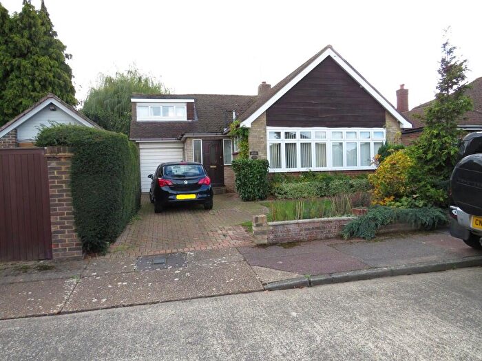 3 Bedroom Chalet For Sale In Woodward Close, Grays, Essex, RM17