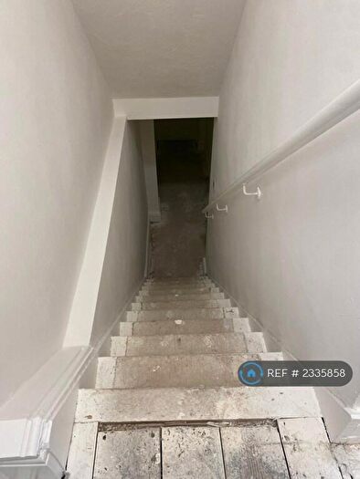 2 Bedroom Flat To Rent In Hathersage Road, Manchester, M13