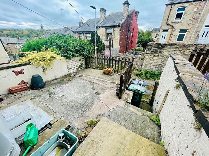 3 Bedroom End Terrace House For Sale In Cross Street, Oakenshaw, Bradford, West Yorkshire, BD12