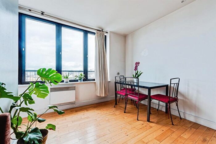 2 Bedroom Flat For Sale In Farnsby Street, Swindon, SN1