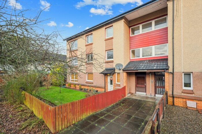 2 Bedroom Flat To Rent In Sunart Place, Grangemouth, Stirling, FK3
