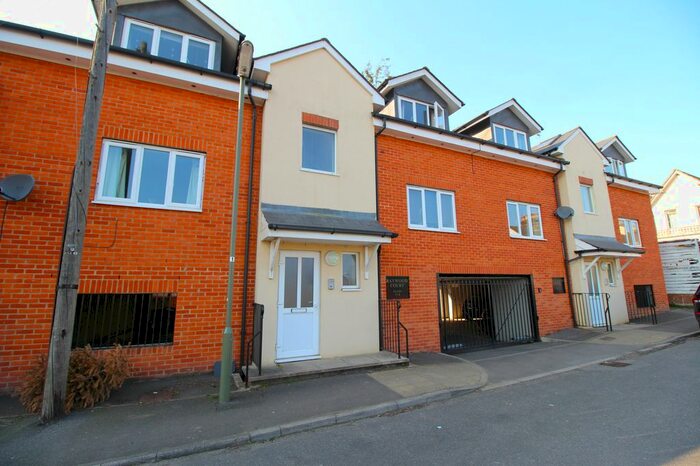 1 Bedroom Flat To Rent In Raywood Court, Barrack Road, Guildford, Surrey, GU2