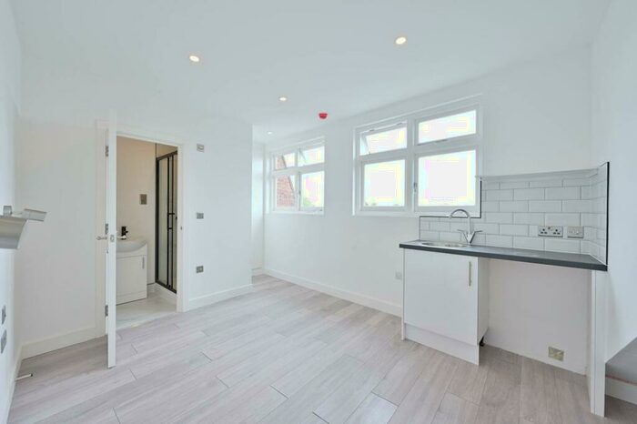 5 Bedroom Flat To Rent In Upper Richmond Road West, East Sheen, London, SW14