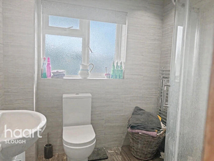 3 Bedroom Terraced House For Sale In Boarlands Close, Slough, SL1