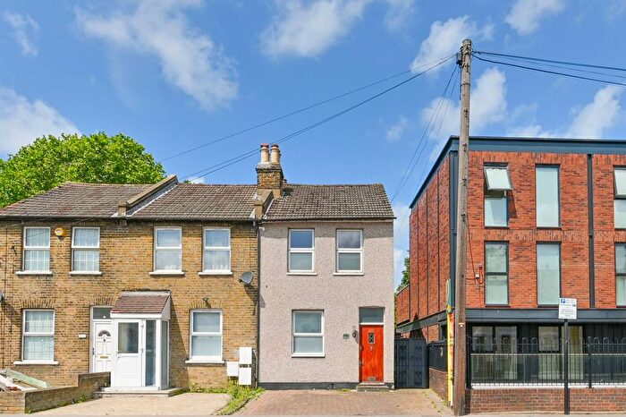 3 Bedroom Semi-Detached House To Rent In Whitehorse Road, Croydon, CR0