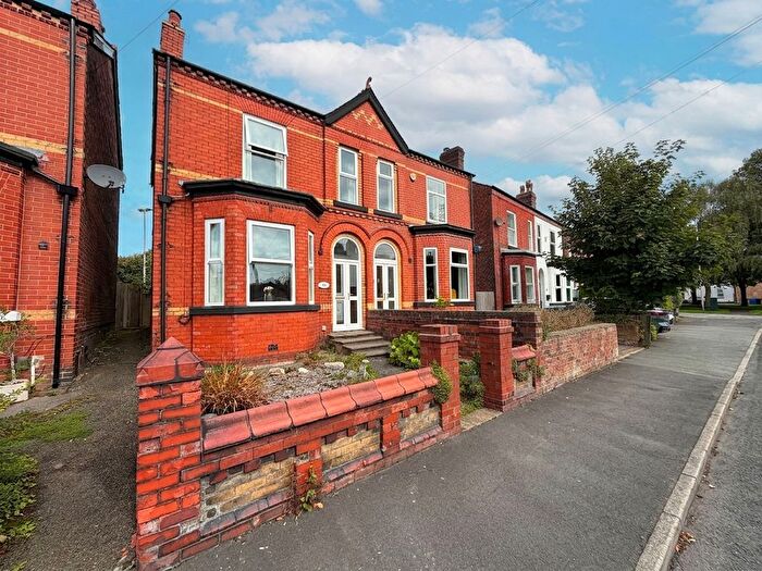 3 Bedroom Semi-Detached House For Sale In Hazelhurst Road, Worsley, M28