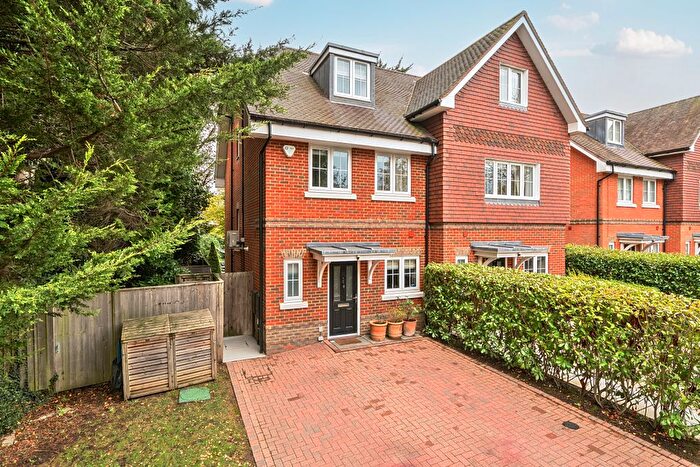 3 Bedroom Detached House For Sale In Alders Grove, Caterham, CR3