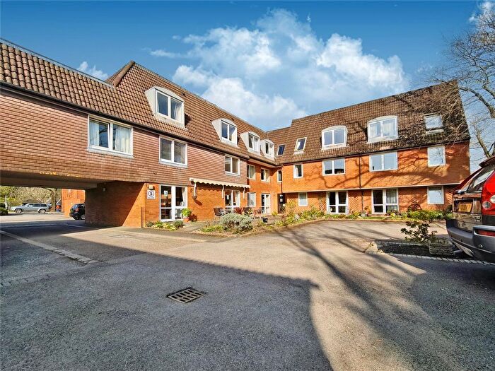1 Bedroom Flat For Sale In Wey Hill, Haslemere, Surrey, GU27