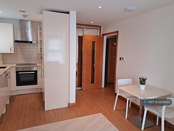 1 Bedroom Flat To Rent In Station Road, London, N3