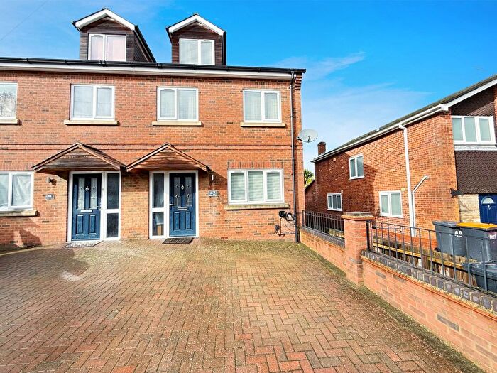 4 Bedroom Semi-Detached House For Sale In Garden Road, Dunstable, LU6
