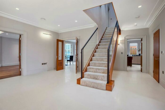 5 Bedroom Detached House To Rent In Wood Farm Close, Stanmore, HA7