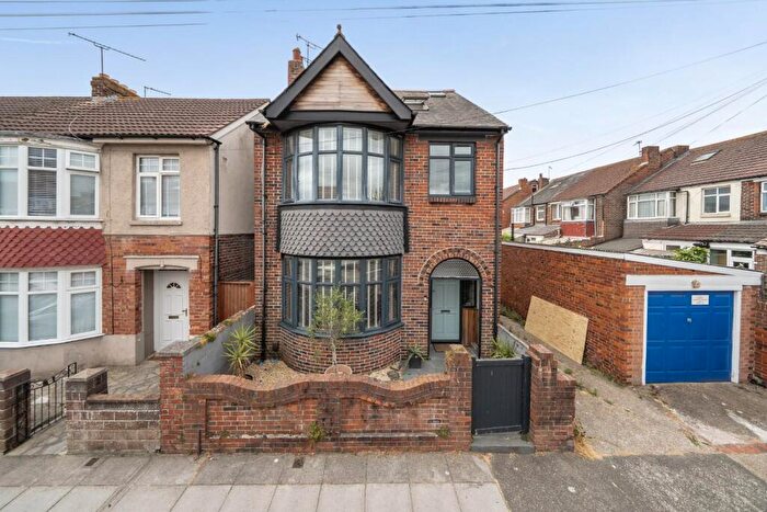 4 Bedroom Detached House For Sale In Lovett Road, Portsmouth, PO3