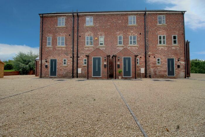 3 Bedroom Town House To Rent In Spring Cottages, Sugar Mill Ponds, Rawcliffe Bridge, Goole, DN14