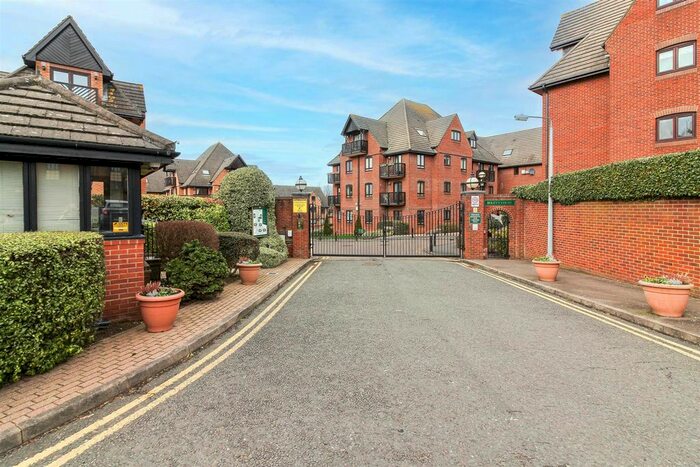 2 Bedroom Flat To Rent In Boleyn Court, Epping New Road, Buckhurst Hill, IG9