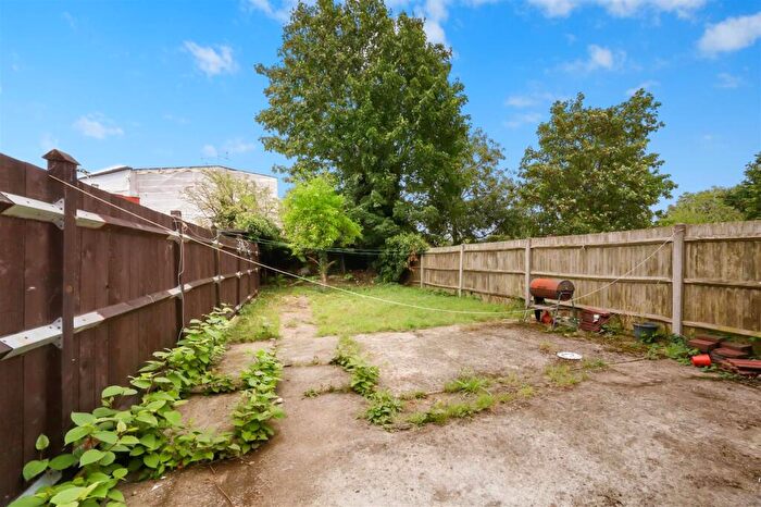 2 Bedroom Flat To Rent In Brondesbury Park, London, NW2
