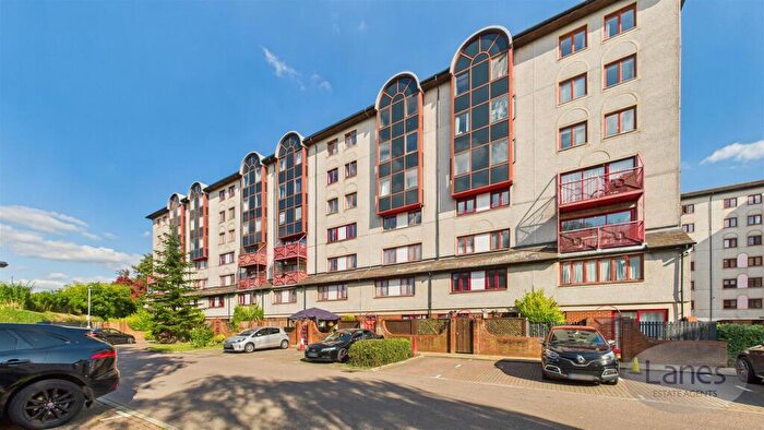 1 Bedroom Flat For Sale In Eleanor Way, Waltham Cross, EN8