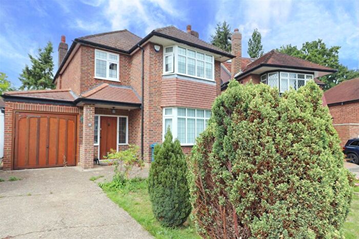 3 Bedroom Detached House For Sale In Moss Close, Pinner, HA5
