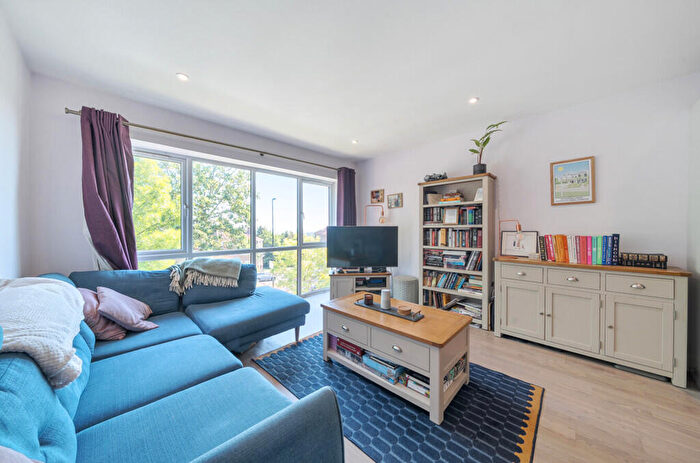 2 Bedroom Apartment For Sale In South Norwood Hill, London, SE25
