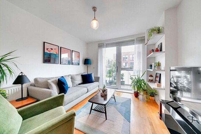 1 Bedroom Flat For Sale In Bathurst Square, Butterfly Court Bathurst Square, N15