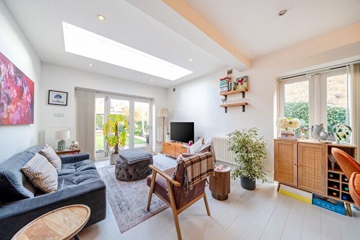 3 Bedroom Flat For Sale In Crediton Road, Kensal Rise, London, NW10