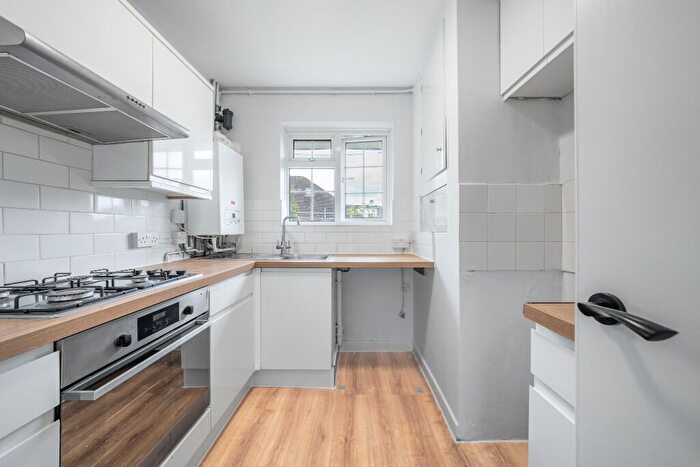 2 Bedroom Flat To Rent In Okehampton Close, London, N12