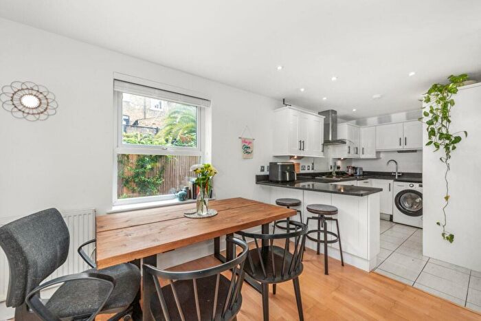 2 Bedroom Apartment To Rent In Silken Mews Peckham, SE15
