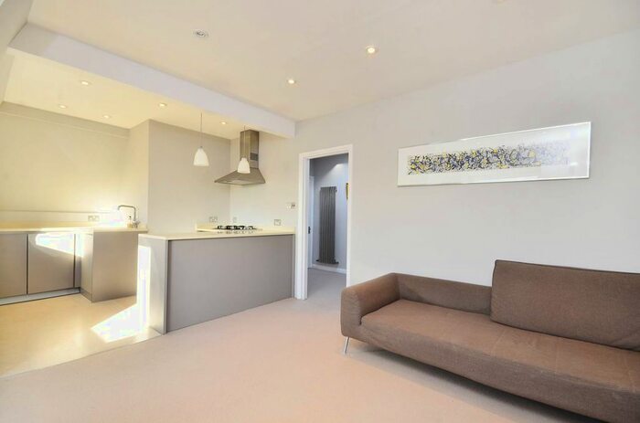 2 Bedroom Flat To Rent In West Hill Road, Southfields, London, SW18