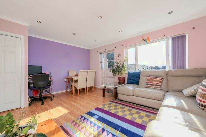 3 Bedroom Flat To Rent In Boston Manor Road, Brentford, TW8
