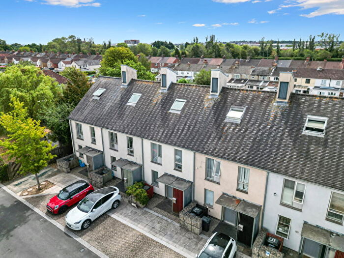 4 Bedroom Terraced House For Sale In Howse Garden, Swindon, SN2