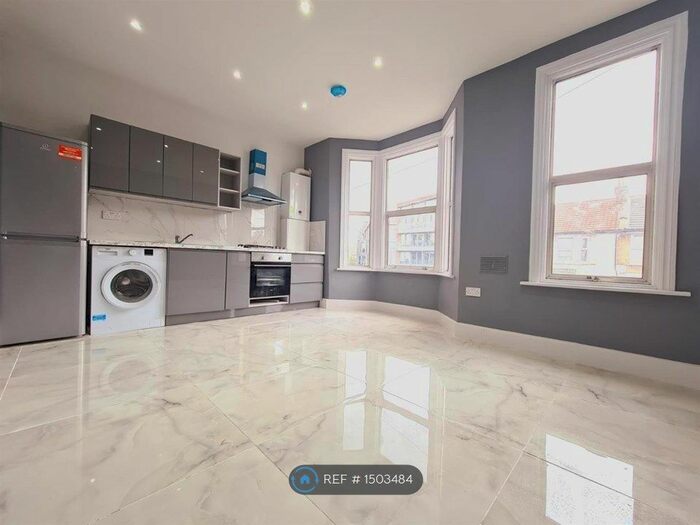 2 Bedroom Flat To Rent In Ruckholt Road, London, E10