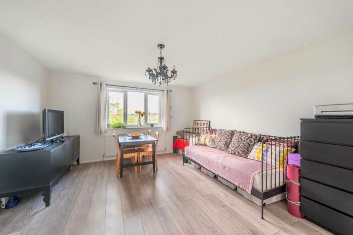 2 Bedroom Flat To Rent In Cornmow Drive, Dollis Hill, NW10