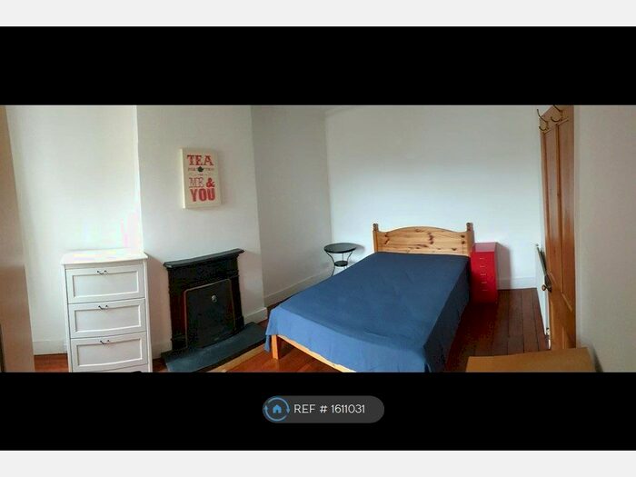 2 Bedroom Flat To Rent In First Floor, London, W13