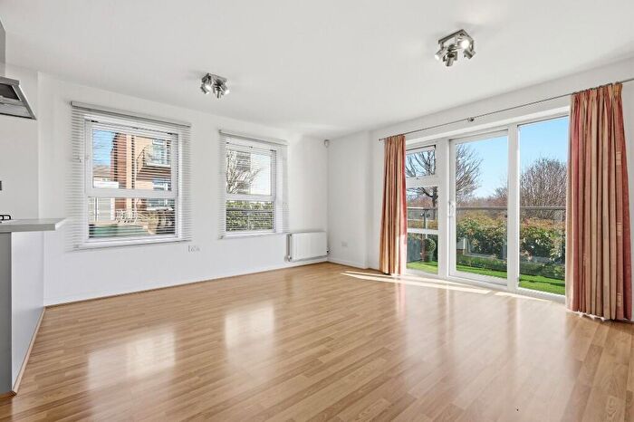 2 Bedroom Apartment For Sale In Queen Mary Avenue, London, E18